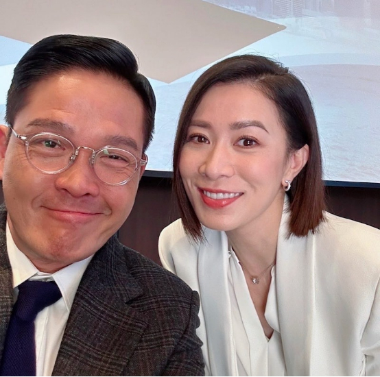 郑启泰生前曾演出《新闻女王》与佘诗曼合作。 图源：港媒