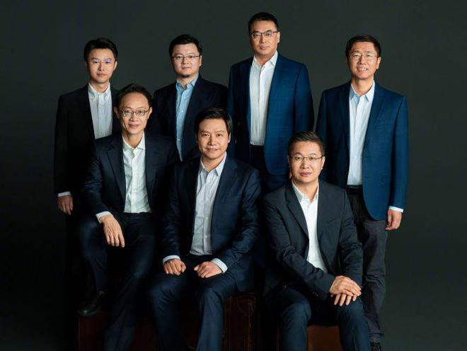 图/小米核心领导合影，卢伟冰前排右一