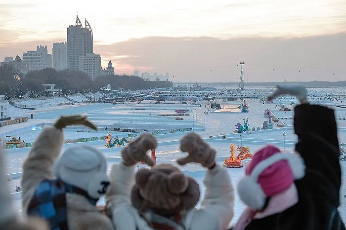 松花江上打造的冰雪乐园。