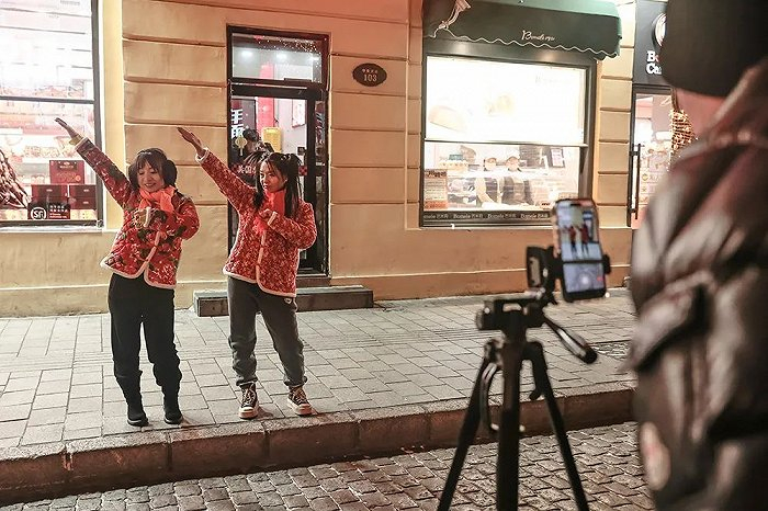 两名本地主播在街边直播跳舞。