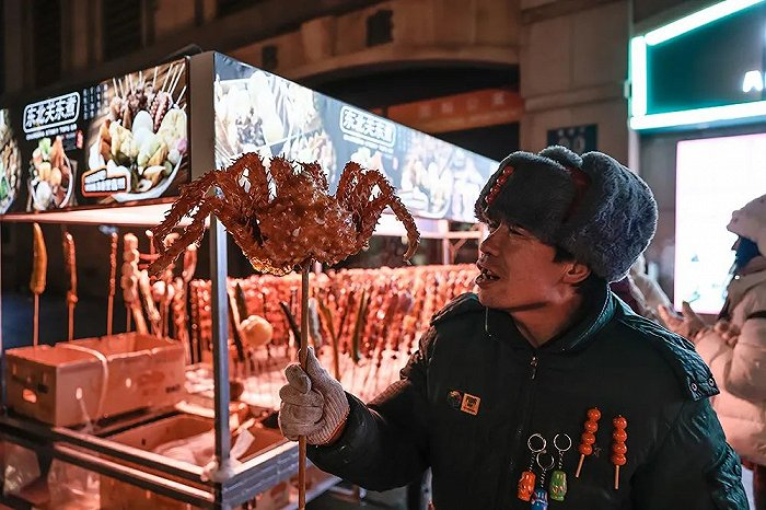 商贩们趁着旅游热潮，挖空心思设计产品、吸引眼球。