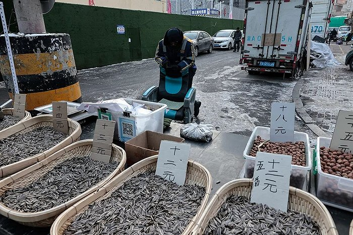 老道外街头的瓜子摊，老板穿着哈尔滨铁路局的工服。