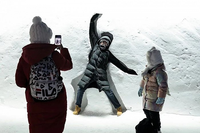 游客们在冰雪大世界获得欢乐。