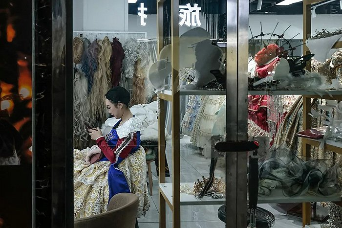 一个女孩在化妆，准备拍摄。