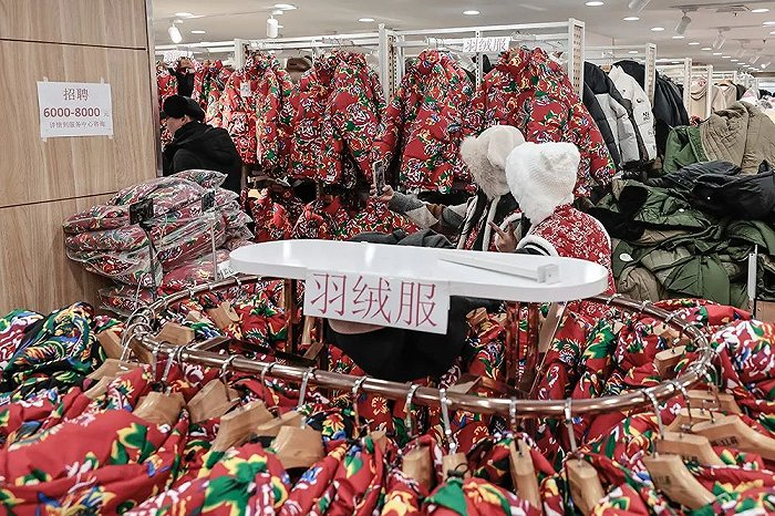 哈尔滨服装批发商店里，东北红绿大袄成为爆款。