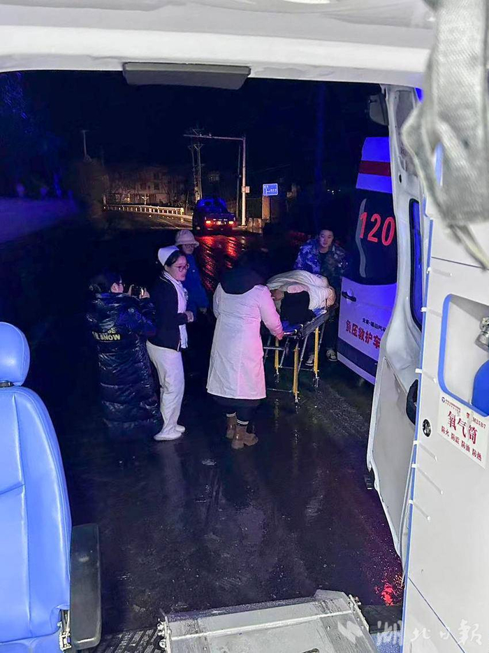 雪地里打开生命通道|救援|救护车|医院_新浪新闻