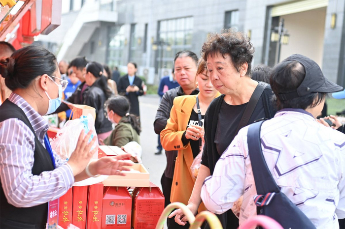 ▲市民品尝合浦特色美食。