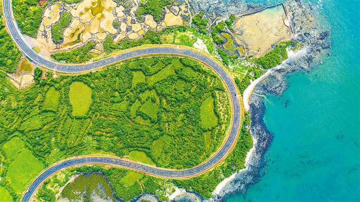 俯瞰海南环岛旅游公路儋州段。袁琛 摄