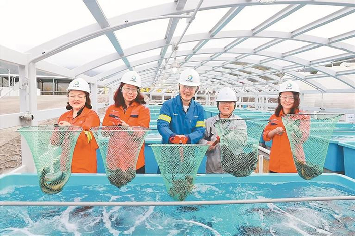     首批1000公斤水产喜迎丰收，并达到上市标准。