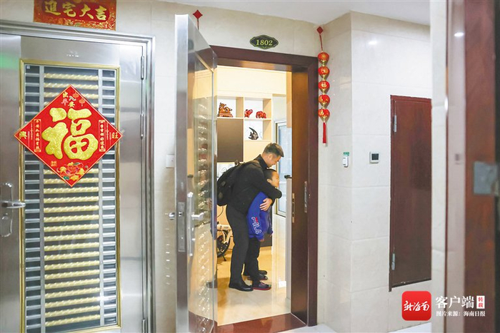 廖文炎与家人团聚。