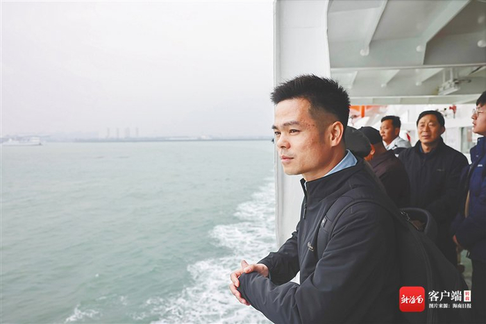  廖文炎从海口出发，乘轮渡穿越琼州海峡回湛江。 郑新洽 摄