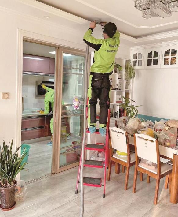 家政人员提供全屋深度保洁服务。