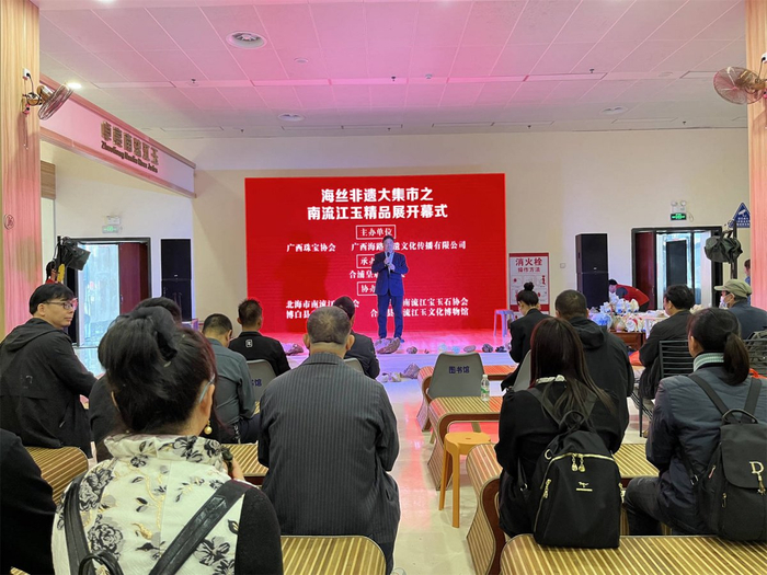 ▲合浦县政协主席林德光现场推介南流江玉。