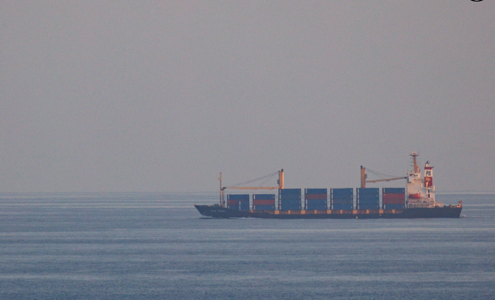 ▲一艘商船通过红海海域
