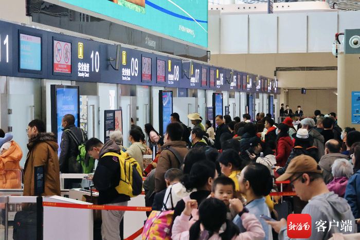 旅客在海口美兰机场排队安检。海口美兰机场供图