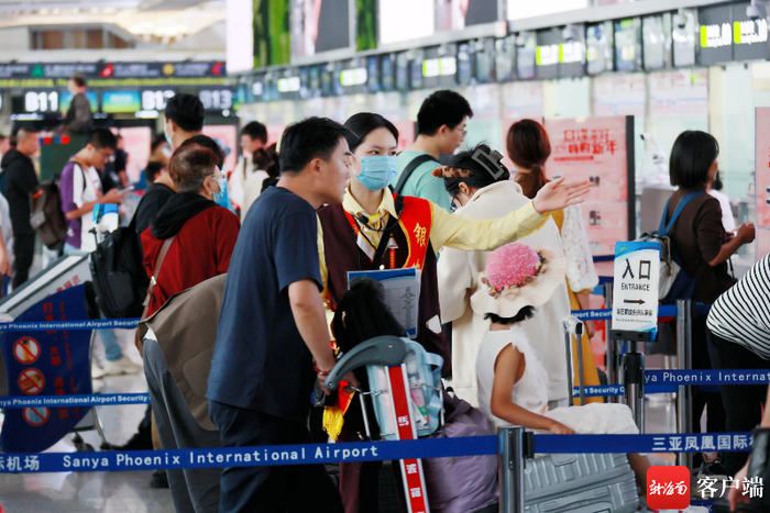 旅客在三亚凤凰机场排队值机。海南机场集团供图