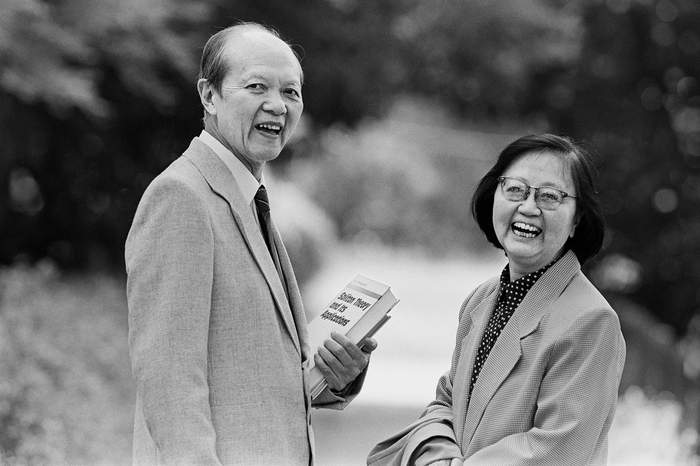 谷超豪（左）与胡和生。数学成就了两人的爱情梦。（1996年5月13日摄） 崔益军作品