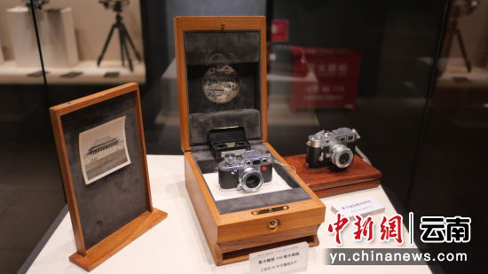 图为“百台百年老相机展”展出的莱卡微型110胶片相机和莱卡微型数码相机。 朱宝昆 供图