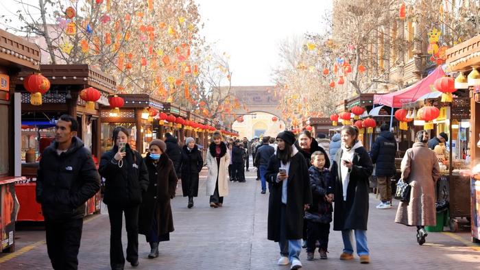 春节临近,喀什古城景区汗巴扎美食街节日氛围浓厚.