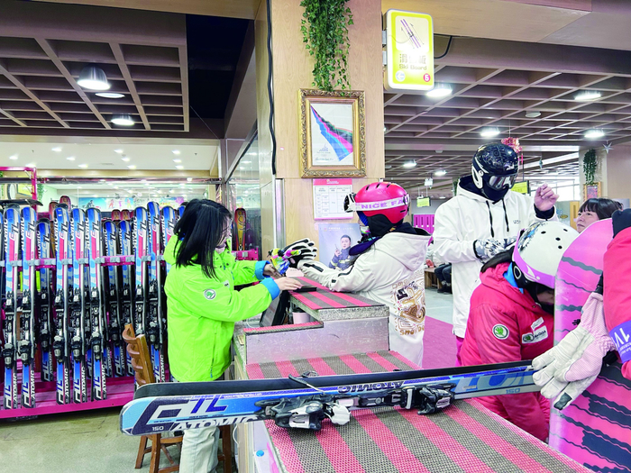 游客在亚布力雪场租用雪具。张蔚蓝摄