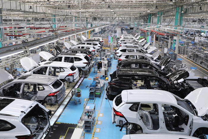 丰田生产线忙碌景象