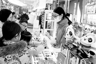 带有龙元素的“冰墩墩”年味十足