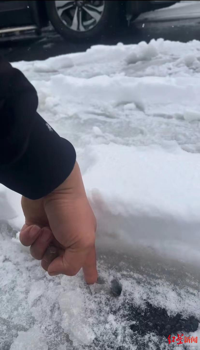 ▲高速路上的道路积雪已有十多厘米 受访者供图