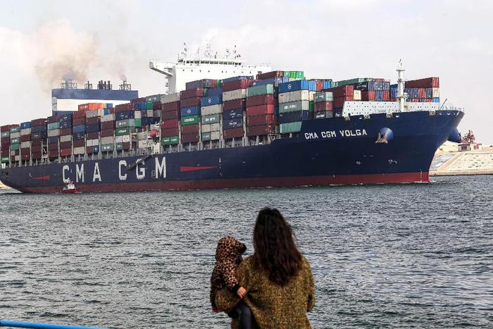     1月13日，在埃及伊斯梅利亚省，一艘货轮行驶在苏伊士运河上。新华社发（艾哈迈德·戈马摄）