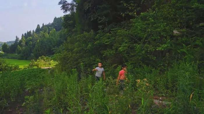 “尊老爱幼队”纪录片作品《人生若只如童年》截图