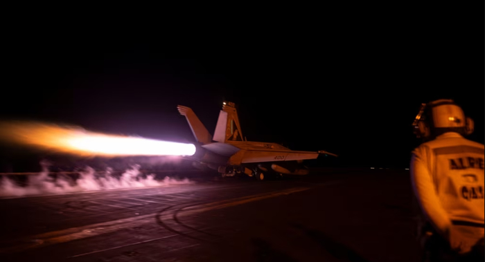 ▲一架袭击胡塞武装目标的战斗机从“艾森豪威尔”号航母起飞