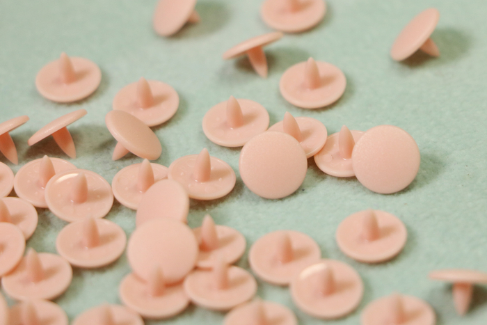 郭洪凯工厂生产的儿童服饰采用可啃食标准扣