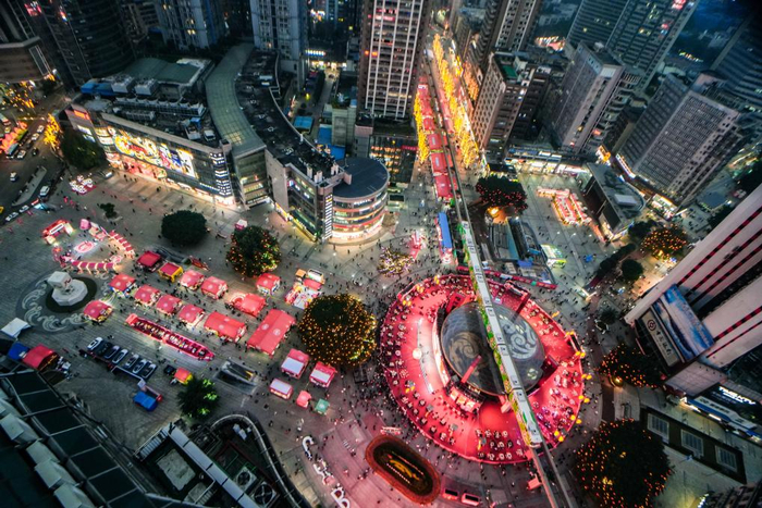   2024重庆火锅年欢节吸引众多消费者（无人机照片）。（尹诗语 摄）