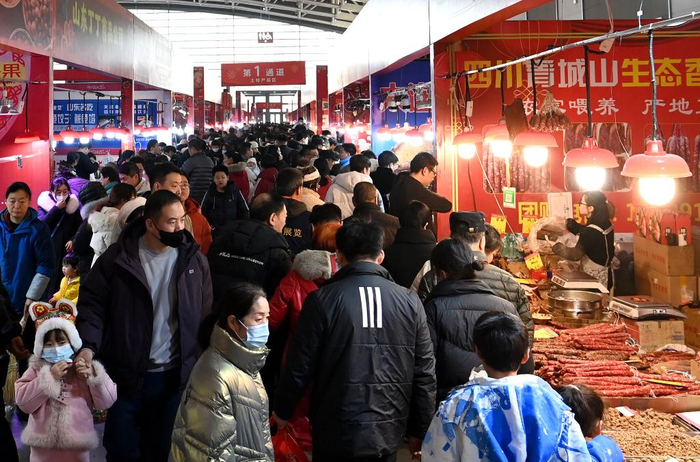   1月27日，市民在第19届西安年货节上选购商品。新华社记者 邹竞一 摄