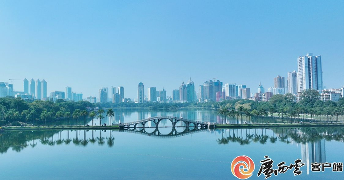 南宁市南湖公园碧水蓝天风景如画.通讯员 黄云 黄雨欣 摄