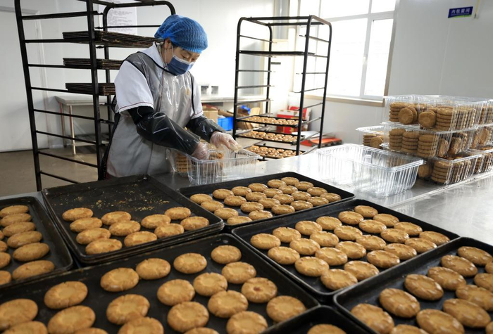 2月3日，河北省唐山市丰南区一家食品加工企业的工人在糕点包装车间工作。 新华社记者 杨世尧 摄