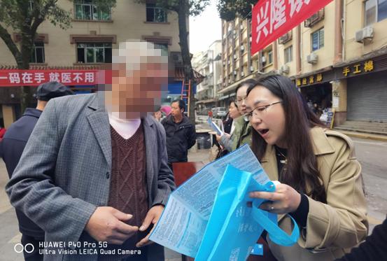 图：新华保险工作人员走进重庆兴隆镇宣传长护险业务