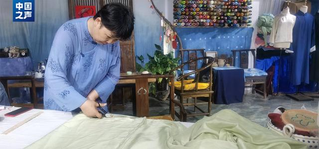 △张志晓正在制作“新中式”服装
