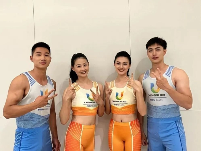 ▲王婧怡（右二）与其他志愿者一起 资料图