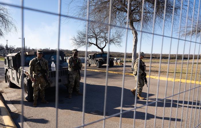 当地时间2月4日，得州国民警卫队士兵在谢尔比公园入口处站岗 图源：视觉中国