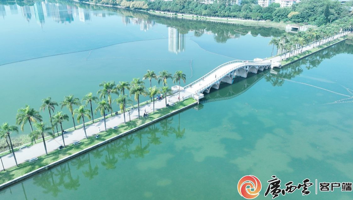 南宁市南湖公园碧水蓝天风景如画.通讯员 黄云 黄雨欣 摄