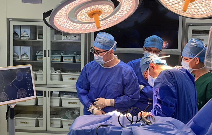 宣武医院赵国光院长团队进行首例植入手术。图片来源：清华大学 刘定坤/摄