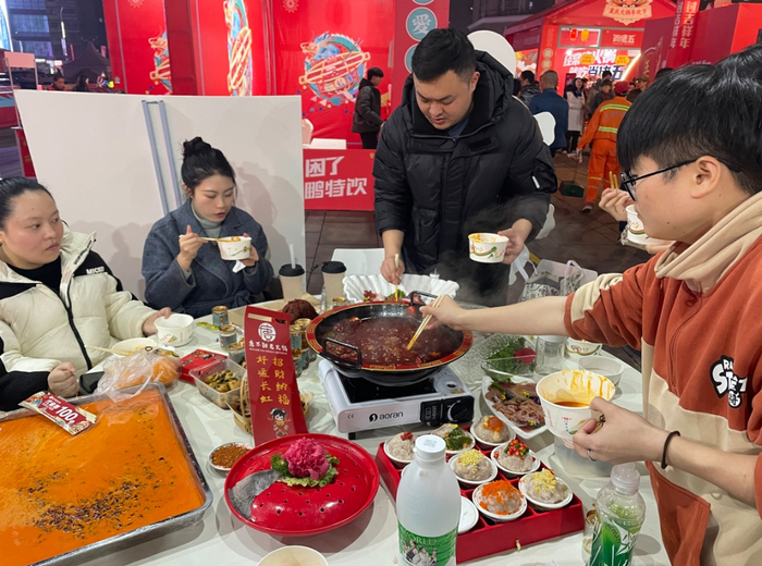   1月18日，2024重庆火锅年欢节吸引众多消费者。新华社记者吴楠 摄