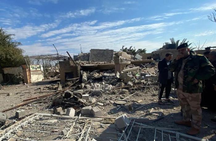 这是2月3日在伊拉克安巴尔省拍摄的遭美军袭击损毁的房屋。新华社发