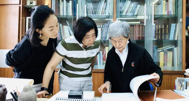 △苗月（中）、陈瑾（左）与樊锦诗在一起（图片由苗月提供）