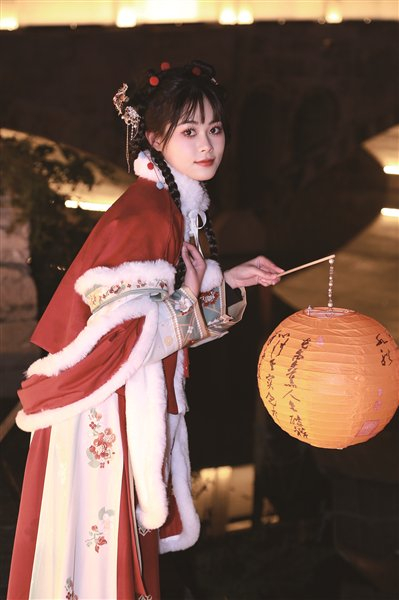 市民王女士在梧田老街体验汉服写真。受访者供图