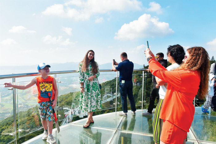 近日，俄罗斯游客畅游三亚亚龙湾热带天堂森林公园。