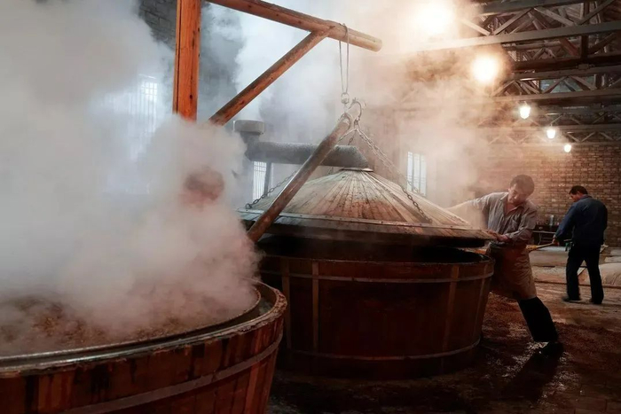 ▲酿酒工人图片来源：微信公众号“高炉家丨徽酒1949”