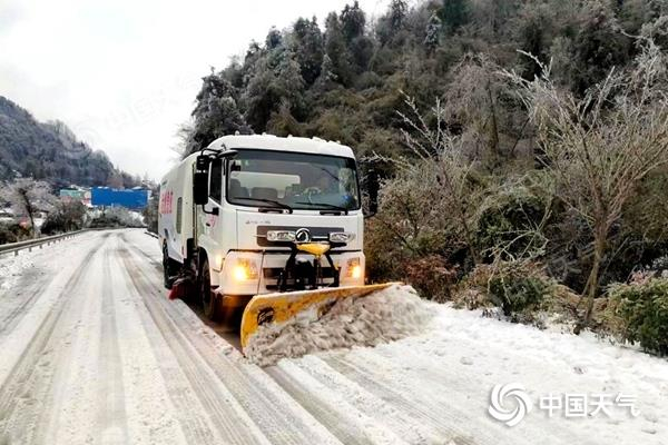 △昨天，湖南湘西积雪和道路结冰影响交通出行。（图丨刘玥）