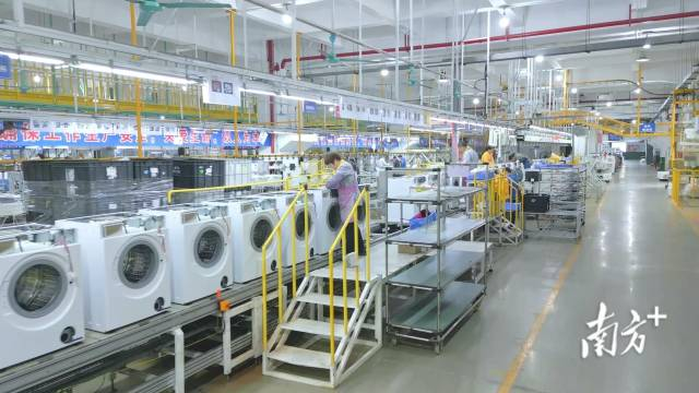 威力的自动化流水线车间。