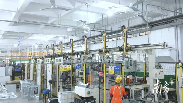 威力的自动化流水线车间。